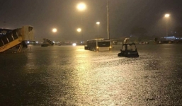 Sài Gòn ngập sâu, máy bay lòng vòng phải hạ cánh ở Cam Ranh